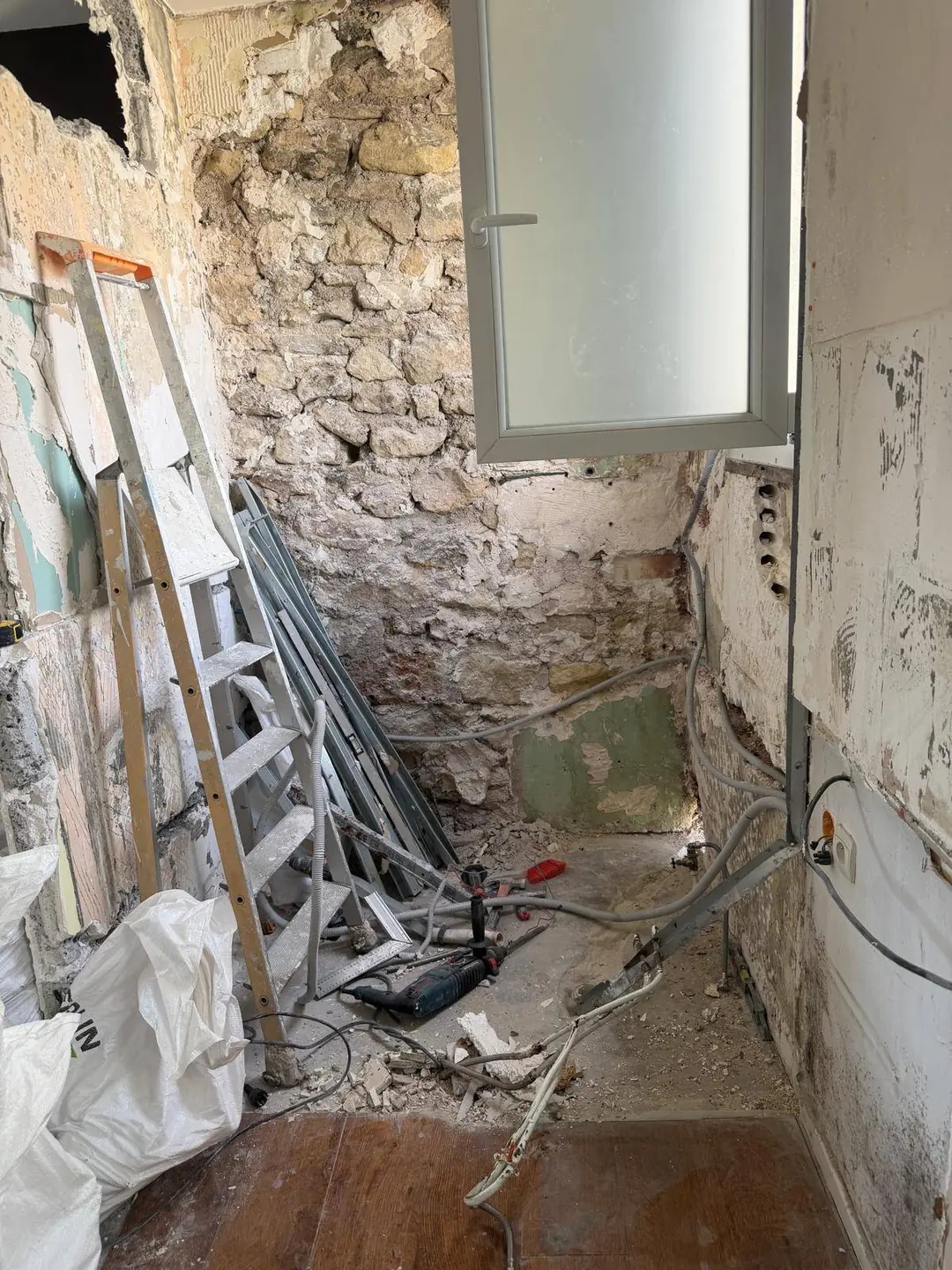 Mur ancien et réseaux apparents