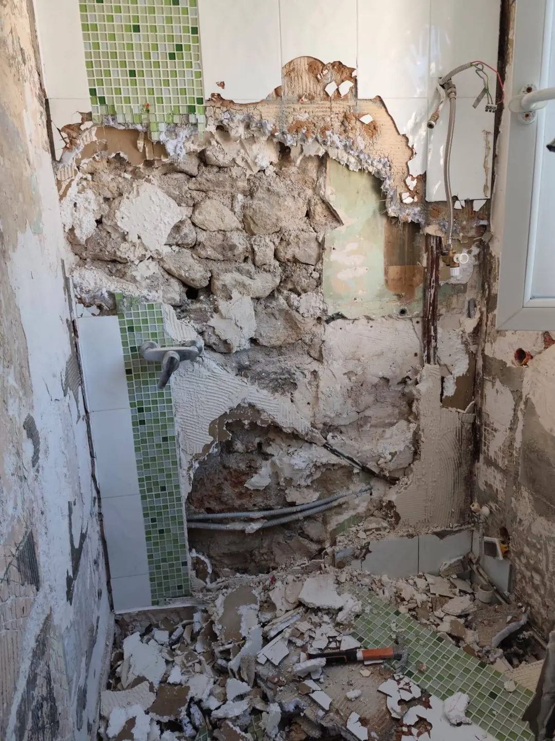 Salle d'eau entièrement mise à nu