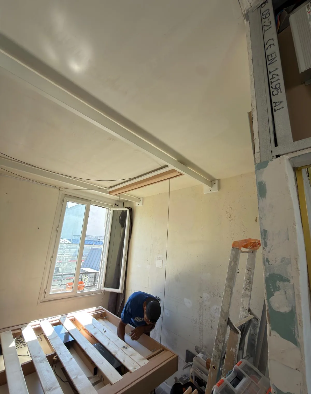 Structure et mécanisme du lit escamotable en cours de montage