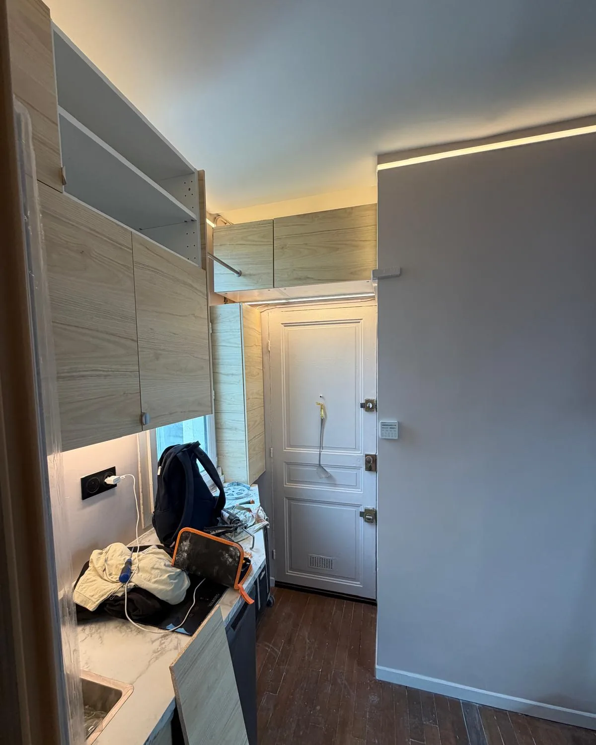 Circulation du studio vers la porte d'entrée, rangements hauts posés
