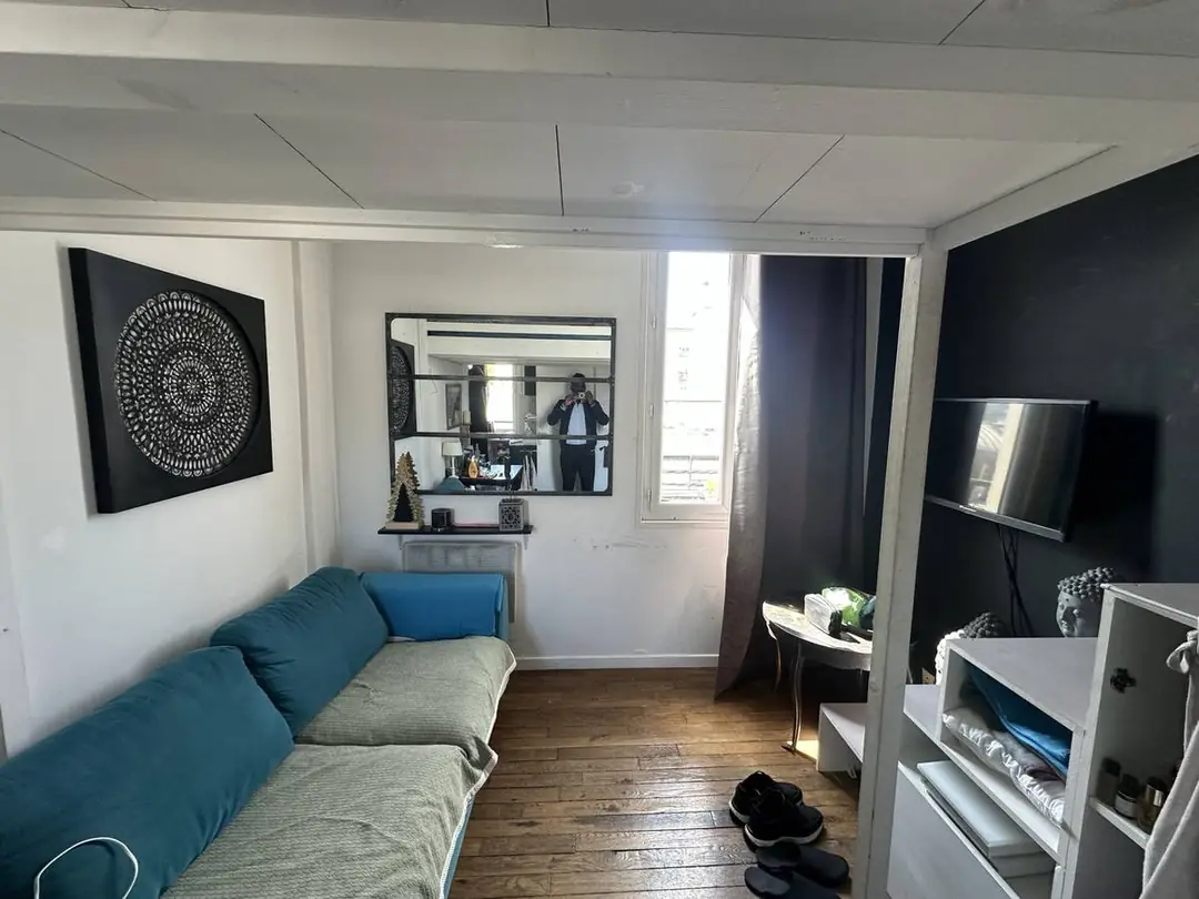 Vue vers la fenêtre du studio avant rénovation