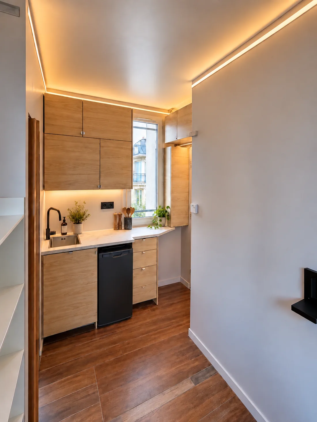 Projection : vue d'ensemble de la cuisine depuis l'entrée du studio