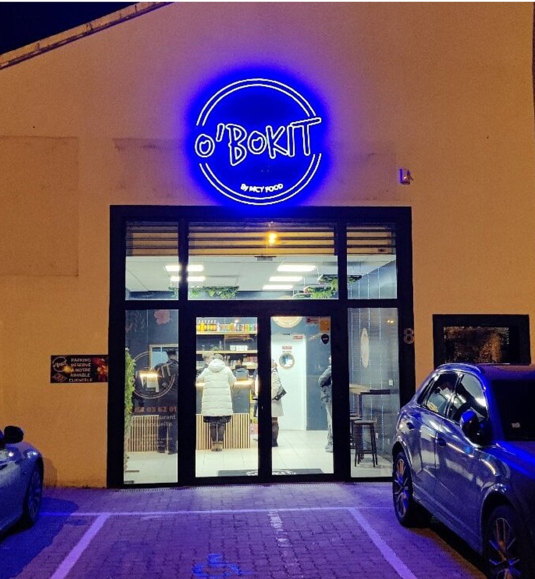 Façade O'Bokit de nuit