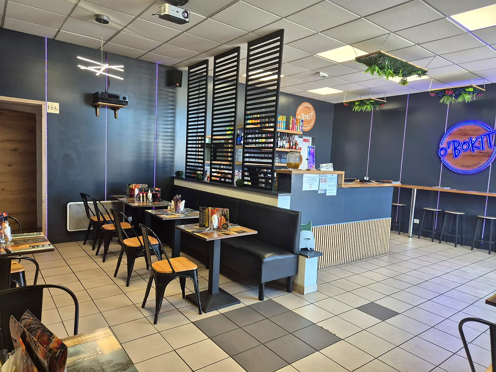 Comptoir et enseigne néon O'Bokit, vue sur la salle